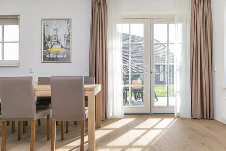 Openslaande deuren in een woonkamer van een vakantiehuis op Roompot Villaparc Schoonhovenseland