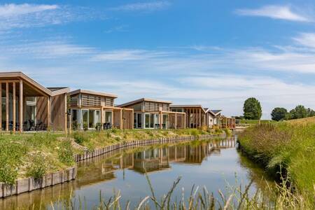 Enkele vakantiehuizen aan het water op vakantiepark Roompot Water Village