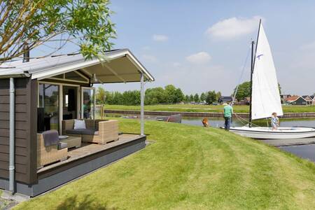 Een vakantiehuis aan het water met aanlegsteiger op vakantiepark Roompot Waterpark Terkaple