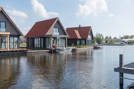 Vakantiehuizen aan het water op het kleinschalige vakantiepark Roompot Waterstaete Ossenzijl