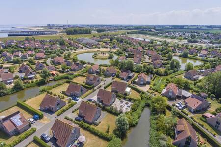 Luchtfoto van vrijstaande vakantiehuizen op ruime percelen op vakantiepark Roompot Zeebad