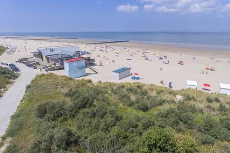 Een strandpaviljoen op het Noordzeestrand vlakbij vakantiepark Roompot Zeebad