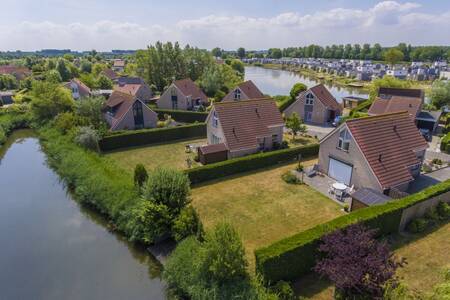 Vrijstaande vakantiehuizen met grote tuin aan het water op vakantiepark Roompot Zeebad