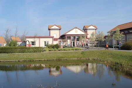 Het centrumgebouw van vakantiepark Roompot Zeeland Village