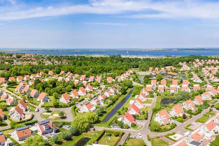 Luchtfoto van vakantiepark Roompot Zeeland Village en het Grevelingenmeer