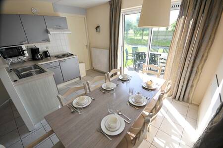 keuken met tafel in een vakantiehuis op vakantiepark Roompot Zeeland Village