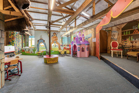 Speeltoestellen in de indoorspeeltuin van vakantiepark Summio Villapark Akenveen