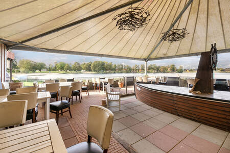Het terras van restaurant "Petit Restaurant" op vakantiepark Summio Villapark Akenveen