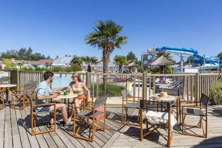 Terras bij buitenbad Les Alicourts