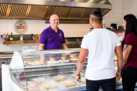 Mensen bestellen eten in de snackbar van vakantiepark Topparken Bospark Ede