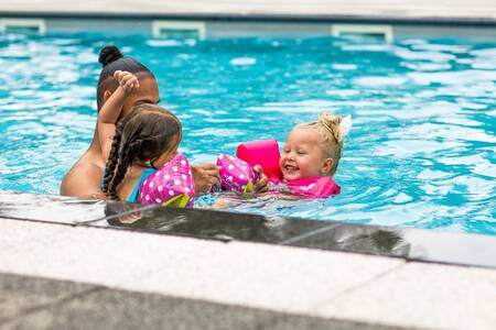 Gezin aan het dobberen in het buitenbad van vakantiepark Topparken Bospark Ede