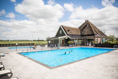 Mensen zwemmen in het buitenbad met peuterbad van vakantiepark Topparken Park Westerkogge