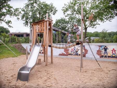 Speeltoestel in een speeltuin op vakantiepark Topparken Recreatiepark Beekbergen