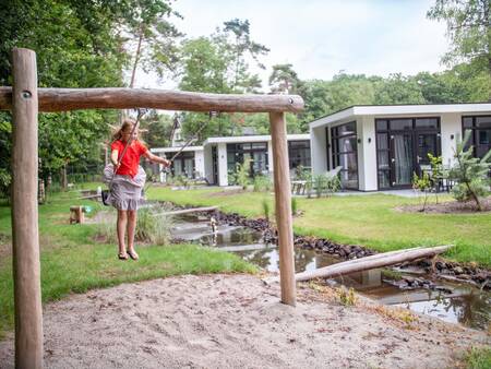 Meisje op een schommel in een speeltuin op vakantiepark Topparken Recreatiepark Beekbergen