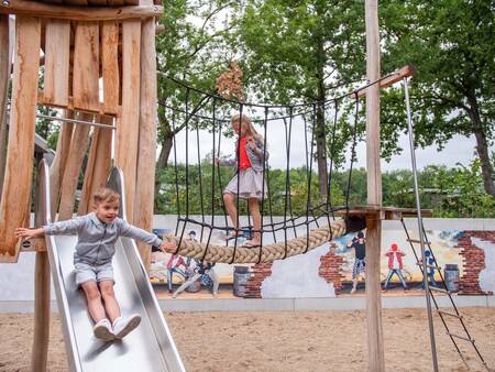 Kinderen spelen in de speeltuin van vakantiepark Topparken Recreatiepark Beekbergen