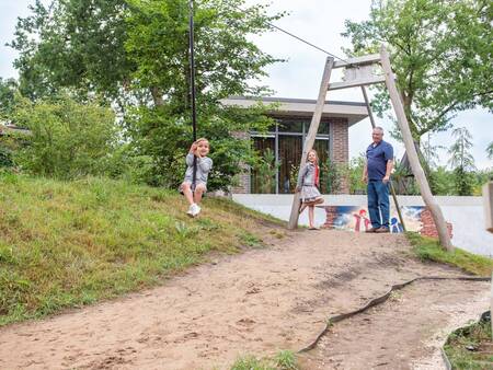 Kind op de kabelbaan in een speeltuin op vakantiepark Topparken Recreatiepark Beekbergen