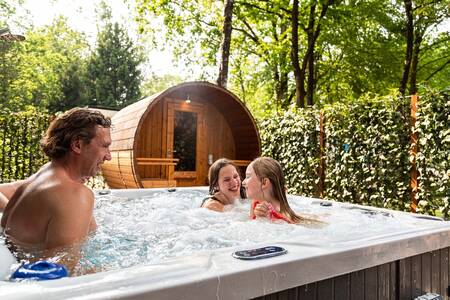 Gezin in de spa van een Wellness accommodatie op vakantiepark Topparken Recreatiepark Beekbergen