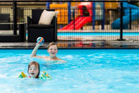 Kinderen zwemmen in het buitenbad van vakantiepark Topparken Recreatiepark Beekbergen