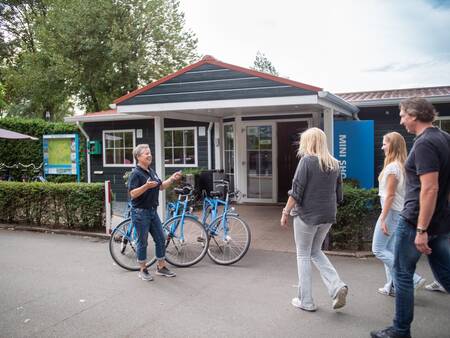 Mensen huren fietsen bij de fietsverhuur op vakantiepark Topparken Recreatiepark de Wielerbaan