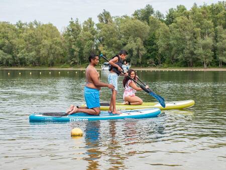 Mensen aan het suppen op het Esmeer bij vakantiepark Topparken Recreatiepark het Esmeer