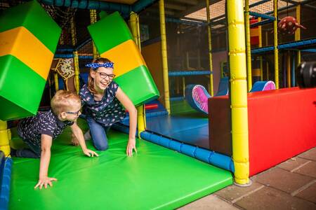Kinderen aan het spelen in de indoor speeltuin van vakantiepark Topparken Recreatiepark 't Gelloo