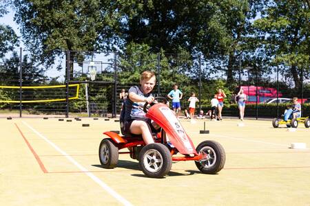 Kinderen op het recreatieveld van vakantiepark Topparken Recreatiepark 't Gelloo