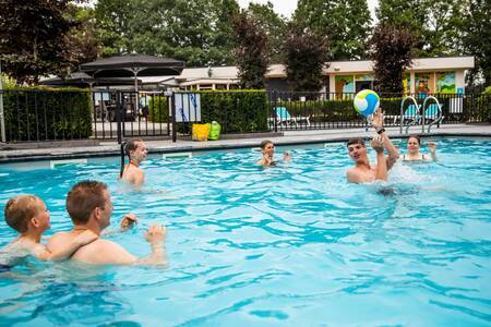 Mensen aan het zwemmen in het buitenbad van vakantiepark Topparken Recreatiepark 't Gelloo