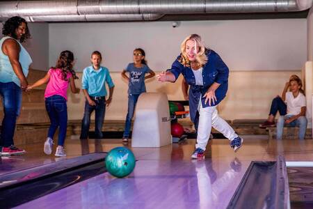 Mensen aan het bowlen op de bowlingbaan van vakantiepark Topparken Residence Lichtenvoorde