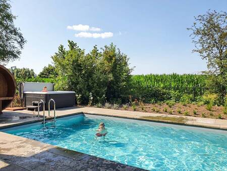 Het buitenbad met spa en sauna op vakantiepark Topparken Residence Lichtenvoorde