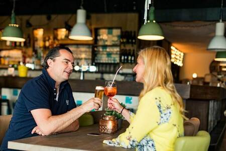 Stel geniet van een drankje in het restaurant van vakantiepark Topparken Résidence Valkenburg