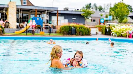 Mensen zwemmen in het buitenbad van vakantiepark Topparken Résidence Valkenburg