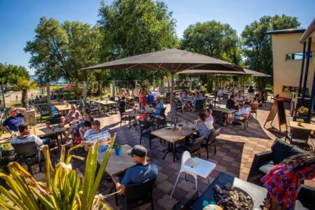 Het terras van Restaurant Klein Zwitserland op vakantiepark Bergumermeer