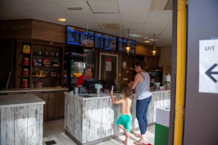 Moeder met kind bij de Snackbar van vakantiepark Bergumermeer