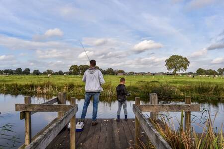 Vader en zoon aan het vissen op vakantiepark Buitenplaats Holten