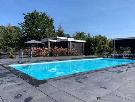 Het verwarmde buitenzwembad van vakantiepark Buitenplaats Holten