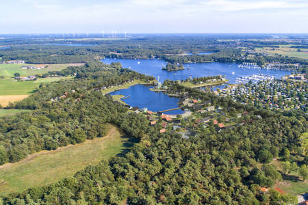 Luchtfoto van Vakantie & Resort Leukermeer aan het Leukermeer in Limburg