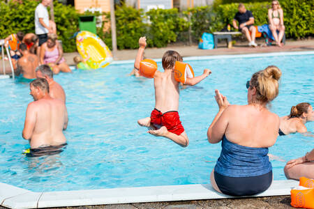 Mensen aan het zwemmen in het buitenbad van vakantiepark Leukermeer