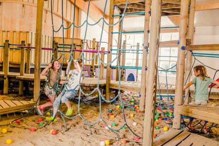 Kinderen aan het spelen in de binnenspeeltuin van vakantiepark Mölke