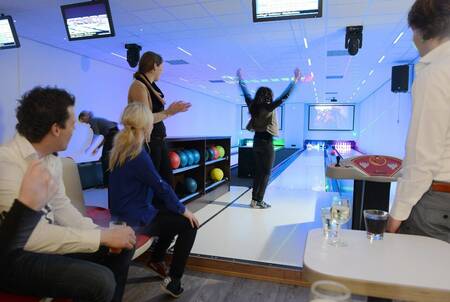 Mensen aan het bowlen op de bowlingbaan van vakantiepark Mölke