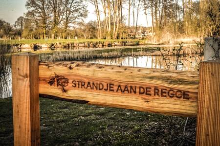 Het strandje aan de Regge bij vakantiepark Mölke