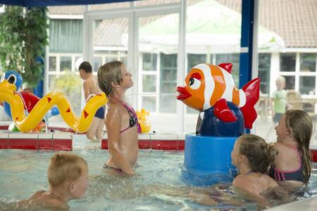Kinderen aan het zwemmen in het peuterbad van vakantiepark Mölke