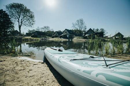 Een supboard bij het water op vakantiepark Ridderstee Ouddorp Duin