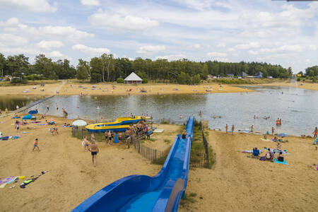 Het grote meer met glijbanen en zandstrand op vakantiepark Wilsumer Berge