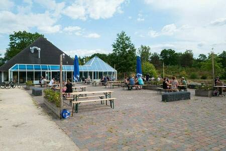 Mensen op het terras van het restaurant op Vakantiepark Wilsumer Berge