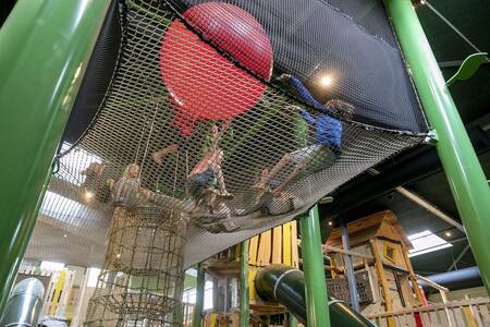 Kinderen spelen in Indoor speeltuin "Skik" op vakantiepark Witterzomer