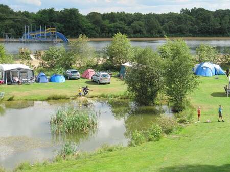 Caravans en tenten op een kampeerveld op vakantiepark Witterzomer