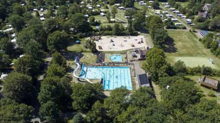 Luchtfoto van het buitenbad en kampeervelden op vakantiepark Witterzomer