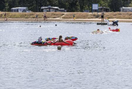 Kinderen spelen met opblaasbare boten op het meer op vakantiepark Witterzomer