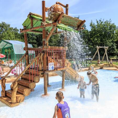 Peuterbad met speeltoestellen in het zwembad van Veluwecamping De Pampel