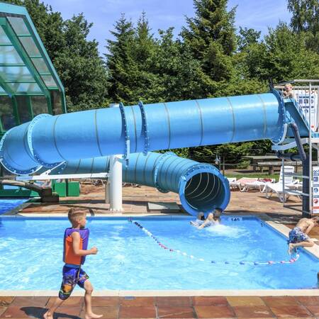 Glijbaan in het zwembad van Veluwecamping De Pampel